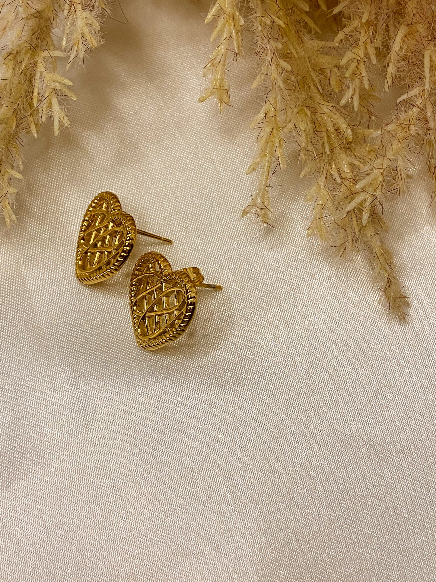 Mesh heart stud