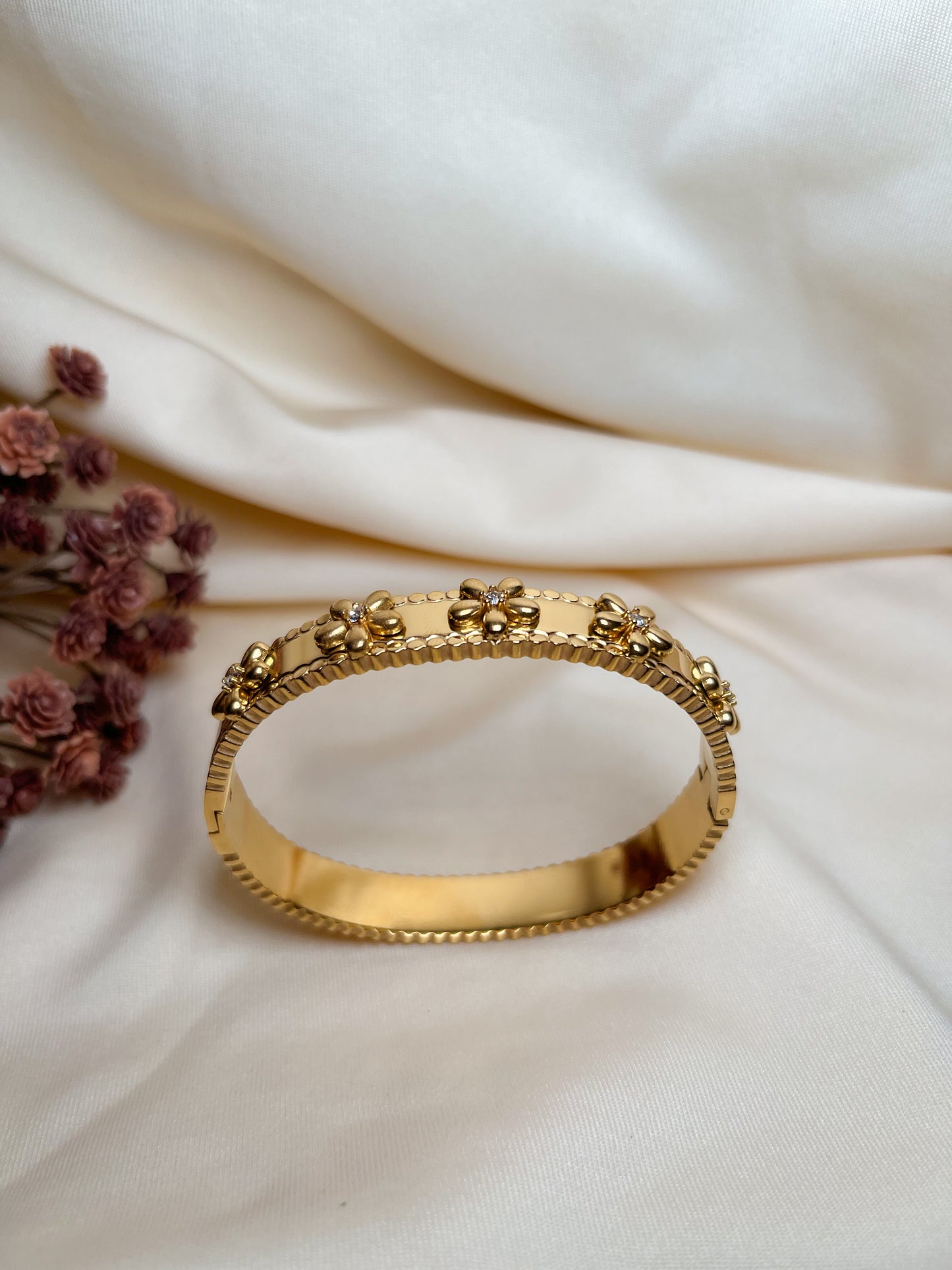 Flores bangle bracelet