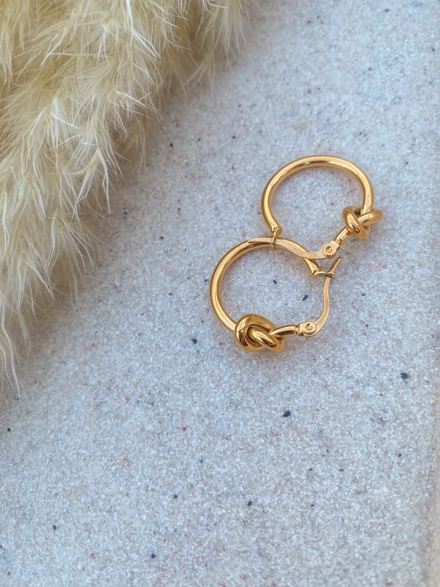 KNOTTED HOOP